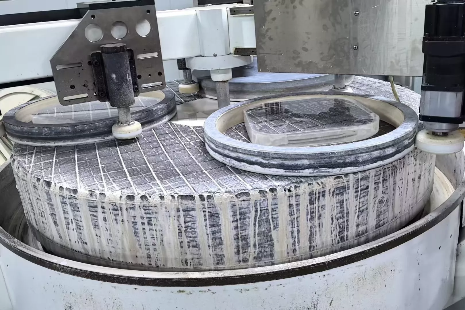 Juncheng Optics possesses traditional optical cold processing techniques, including classical polishing, high-speed polishing, low-speed polishing, high-speed ring polishing, low-speed ring polishing, and double-sided polishing.