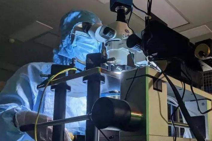 Juncheng Optics conducts quality inspection services for each optical product that leaves the factory and provides inspection reports. We have a variety of precise optical testing equipment such as spectrometers, interferometers, focal length meters, and profile meters.